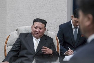 Selon un chercheur, une alliance plus forte entre Pyongyang, Moscou et Pékin pourrait entraîner une "déstabilisation dans la région", et des munitions fournies par Pyongyang auraient un impact significatif sur le conflit en Ukraine. (photo de Kim ...